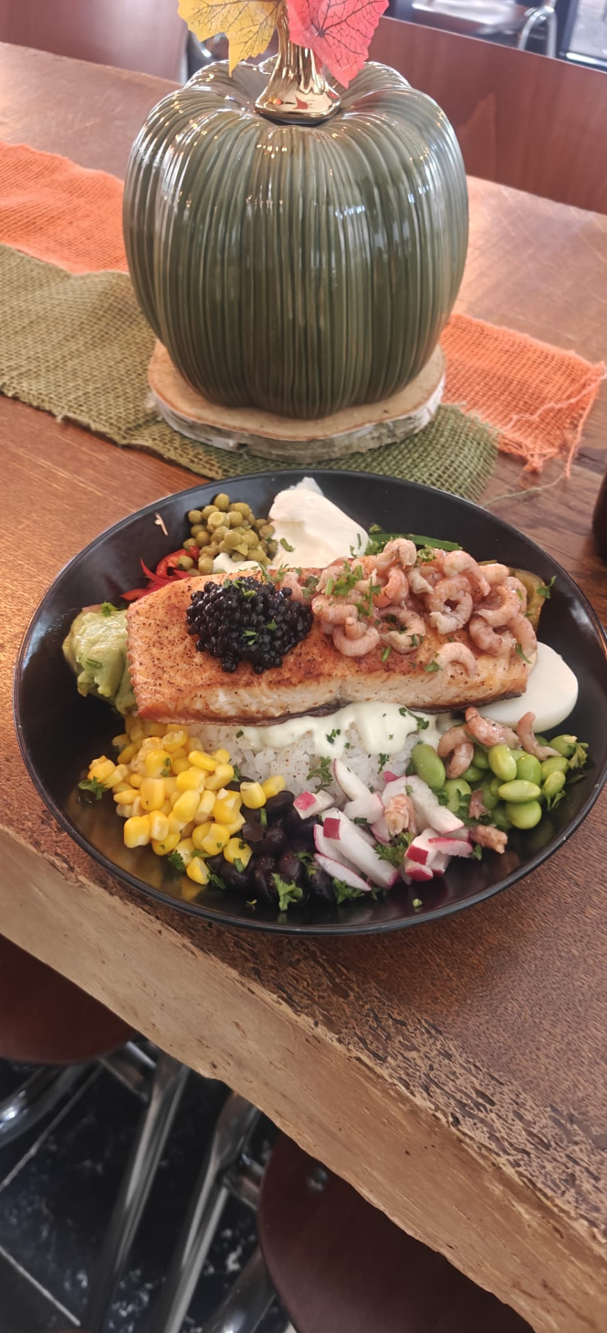 Poke bowl met zalm, garnalen en verse groenten
