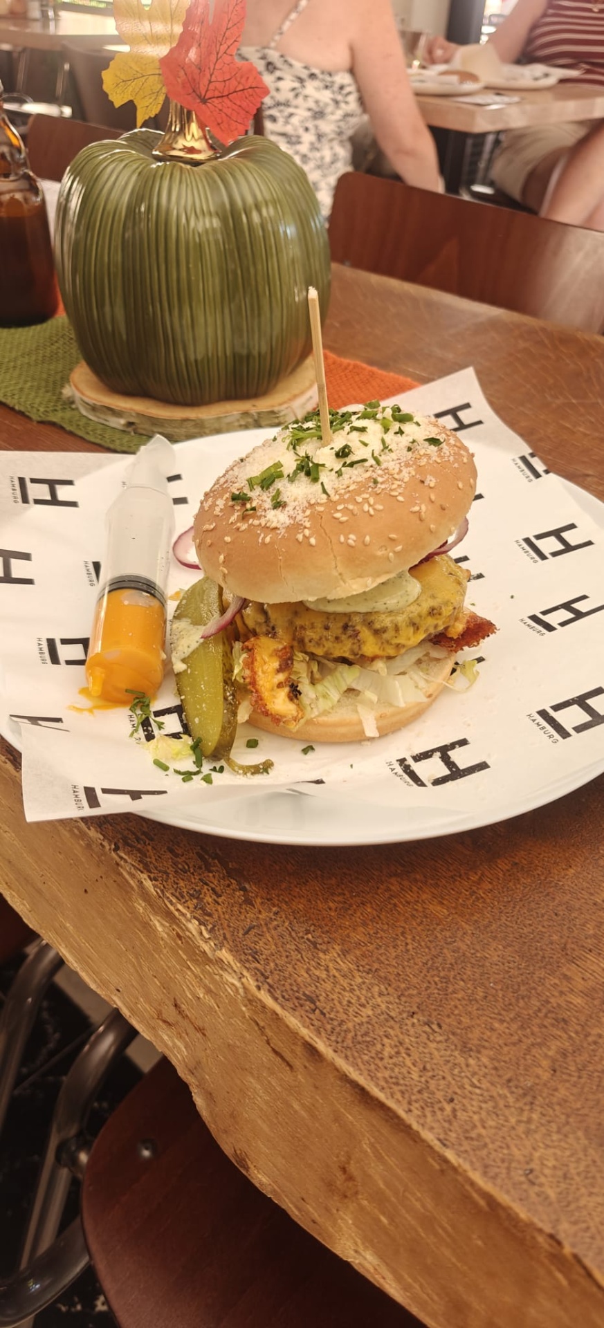 Cheeseburger met augurk en saus