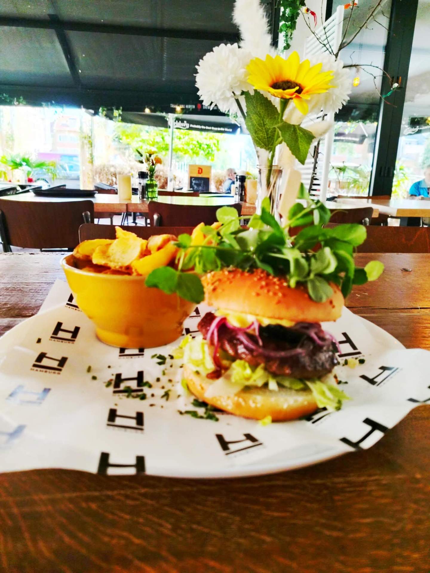 Hamburger met frietjes bij Hamburg