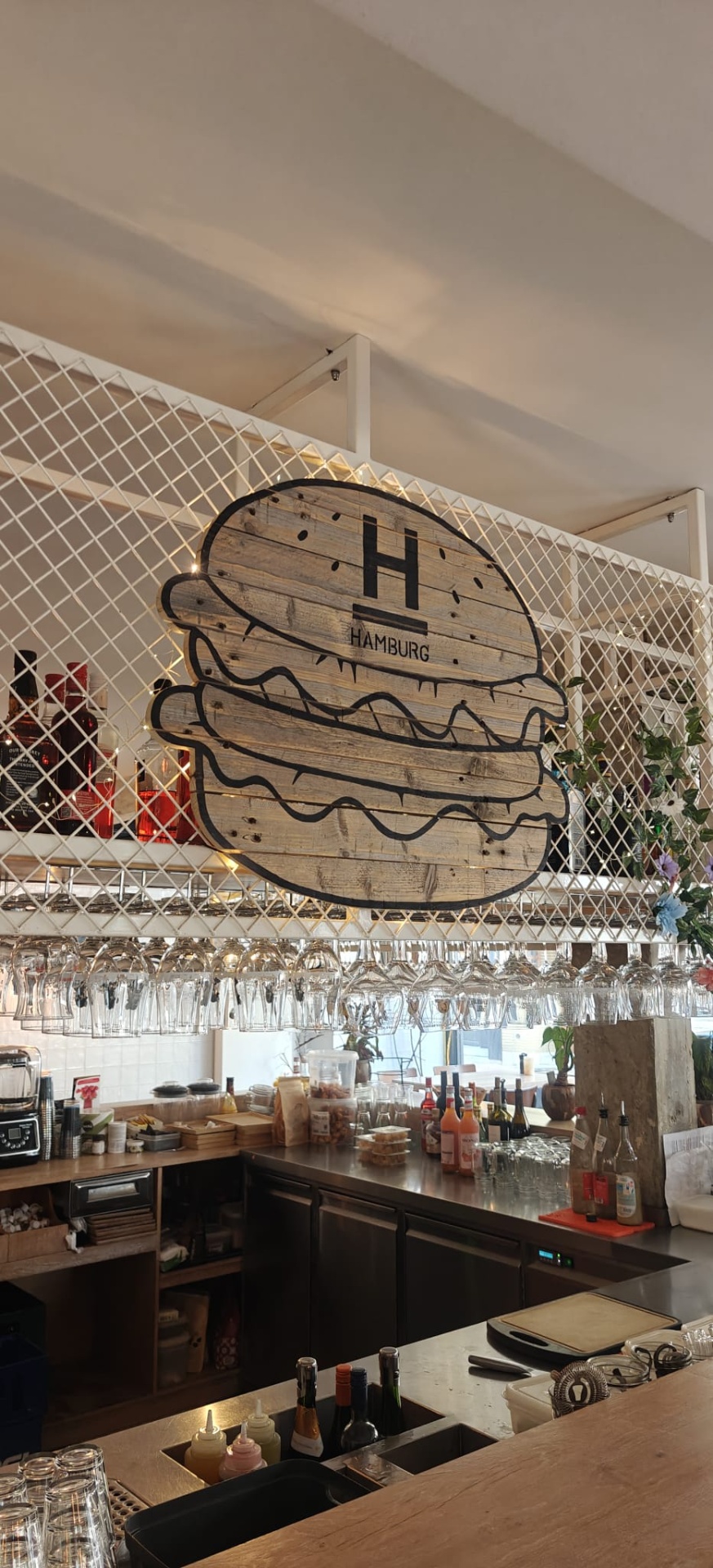 Houten Hamburg-logo boven de bar