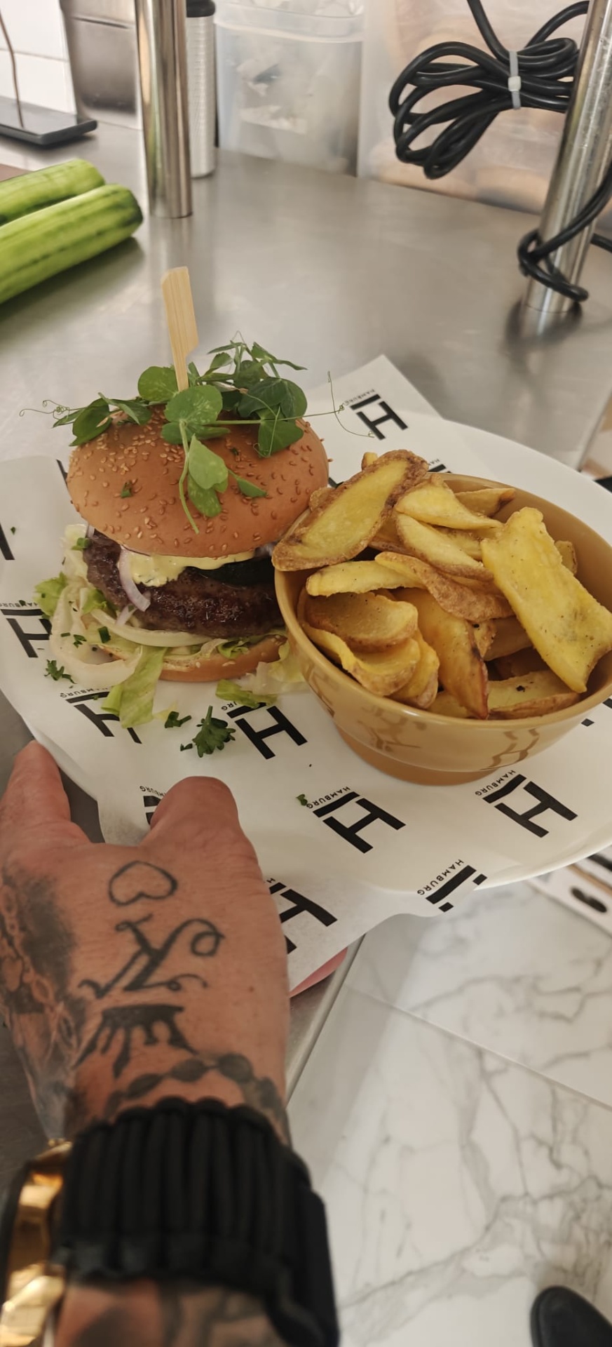 Burger met frietjes op Hamburg-papier
