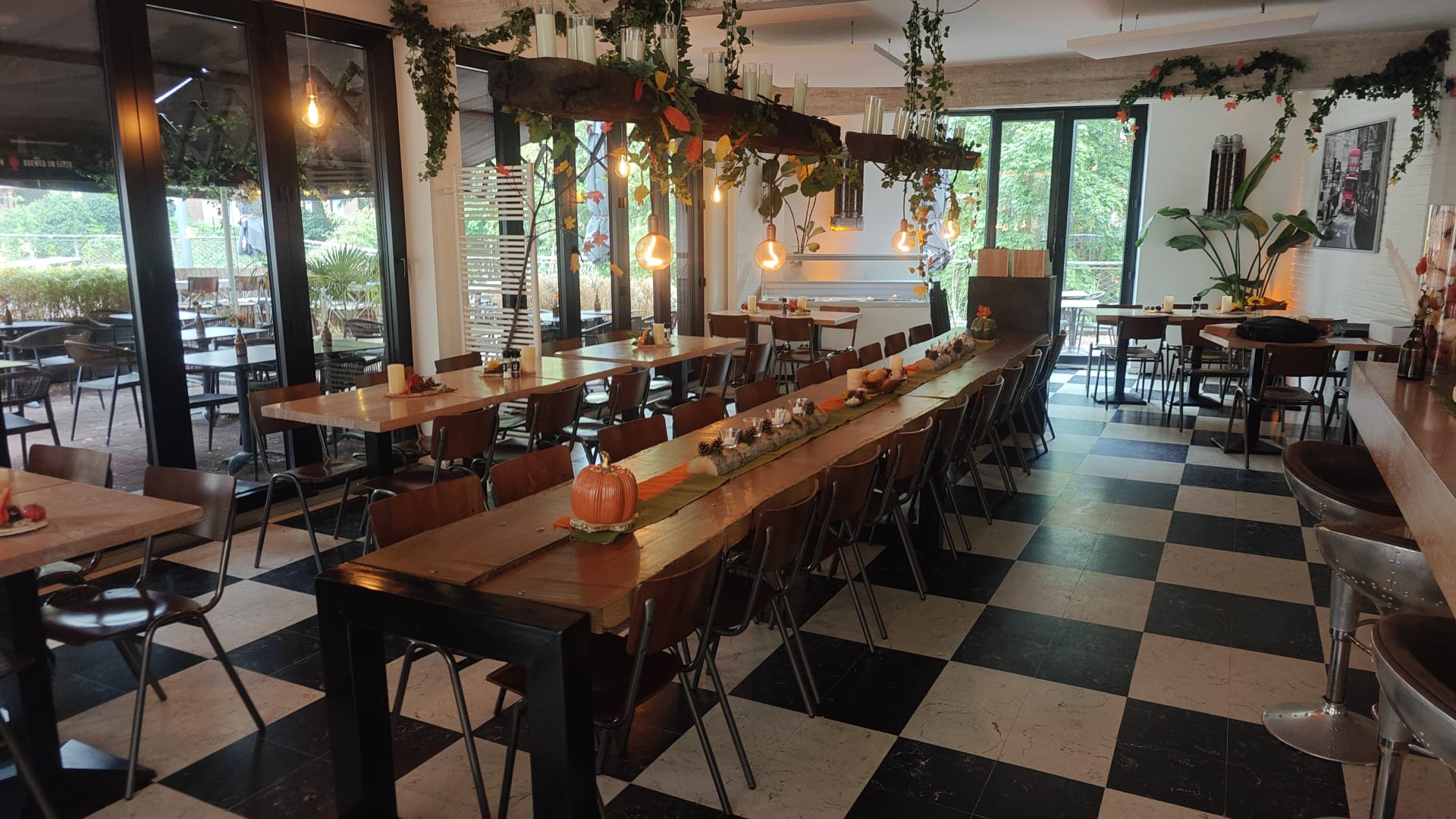 Restaurantzaal met lange houten tafels