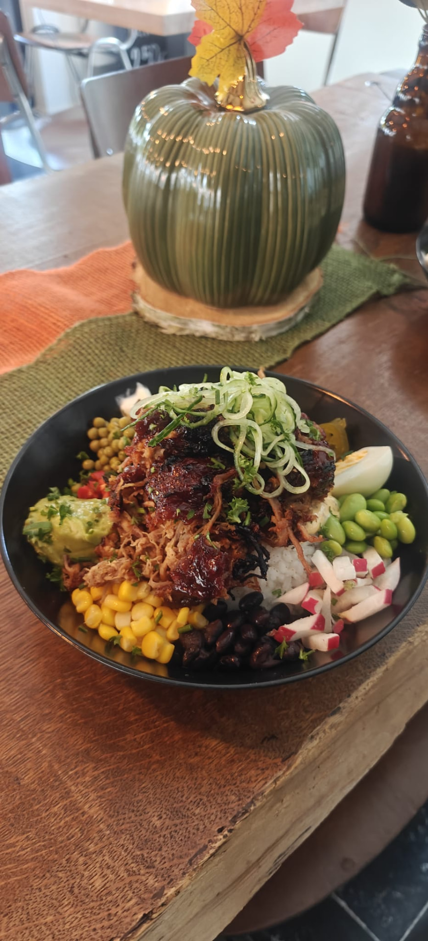 Poke bowl met vlees en verse groenten