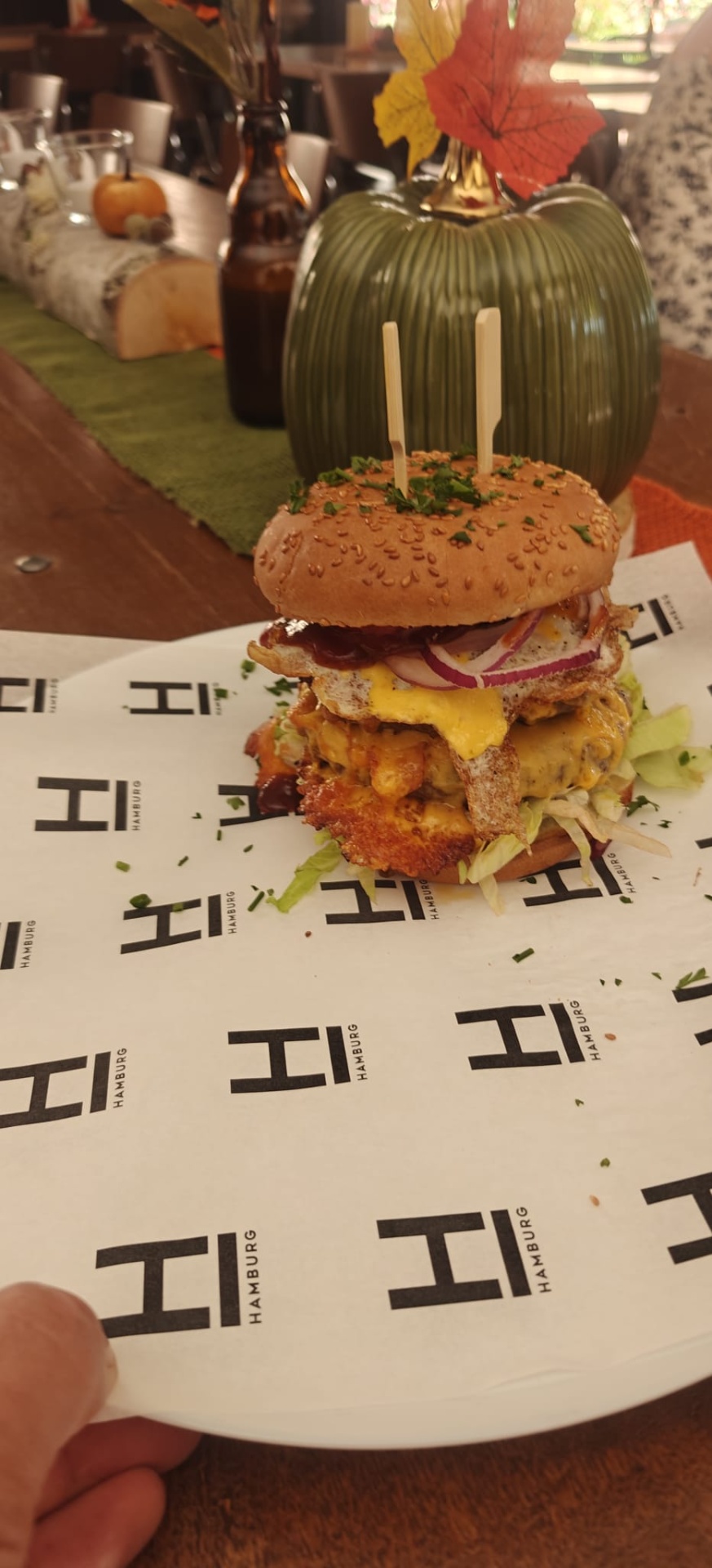 Dubbele cheeseburger met gebakken ei